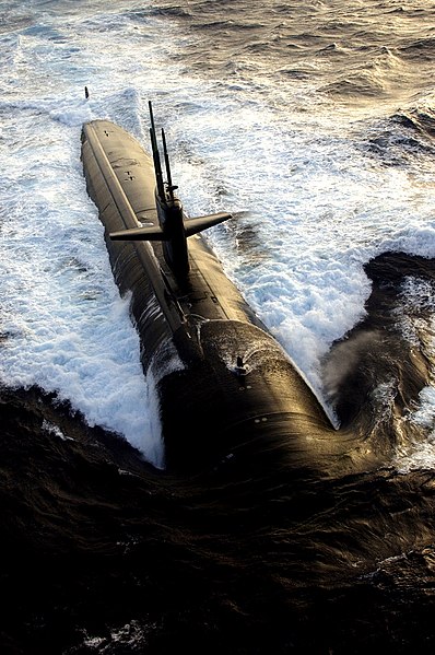 File:US Navy 040712-N-0119G-010 The Los Angeles-class submarine USS Albuquerque (SSN 706) surfaces in the Atlantic Ocean while participating in Majestic Eagle 2004.jpg