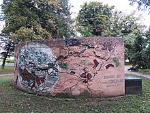 Пам'ятний знак, присвячений загиблим односельцям. Оборотна сторона, з натуралістичною мапою Битви біля села Соколове (березень 1943)