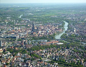 Ulm - Sicht aus dem Flieger auf Zentrum, Münster und Neu-Ulm.jpg