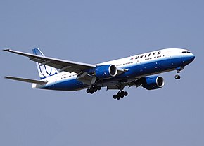 ユナイテッド航空 ボーイング777-222。識別の目安は6つの車輪が左右の主脚に付いていることである。