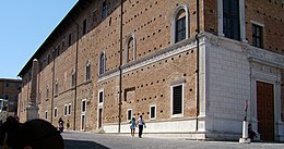Urbino, palazzo ducale, facciata piazza rinascimento e obelisco.jpg