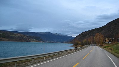 Riksväg 15 vid Vågåvatnet.