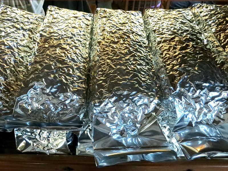 File:Vacuum packaging (tea leaves).jpg