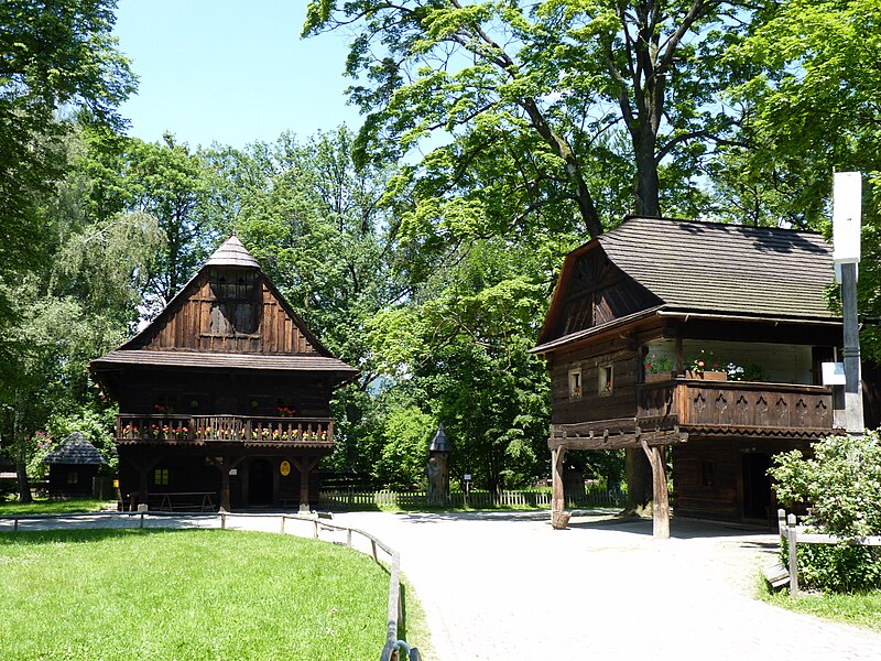 File:Valašské muzeum v přírodě, radnice (vlevo) a Billův měšťanský dům.JPG