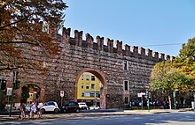 Le mura comunali lungo via Pallone