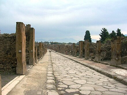 Roman street in Pompeii. Its east–west-oriented Decumanus Maximus