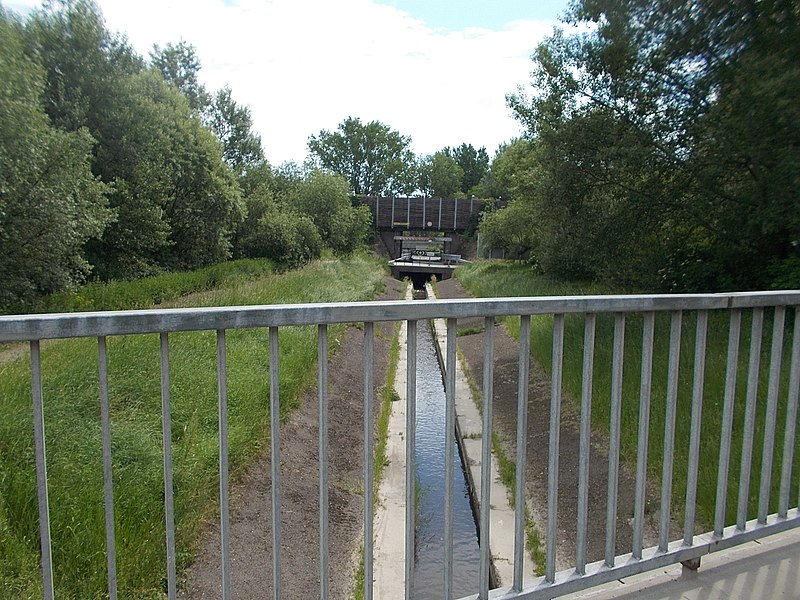 File:View from Külső Szilágyi út bridge, Mogyoródi Stream and railway overpass, 2017 Káposztásmegyer.jpg