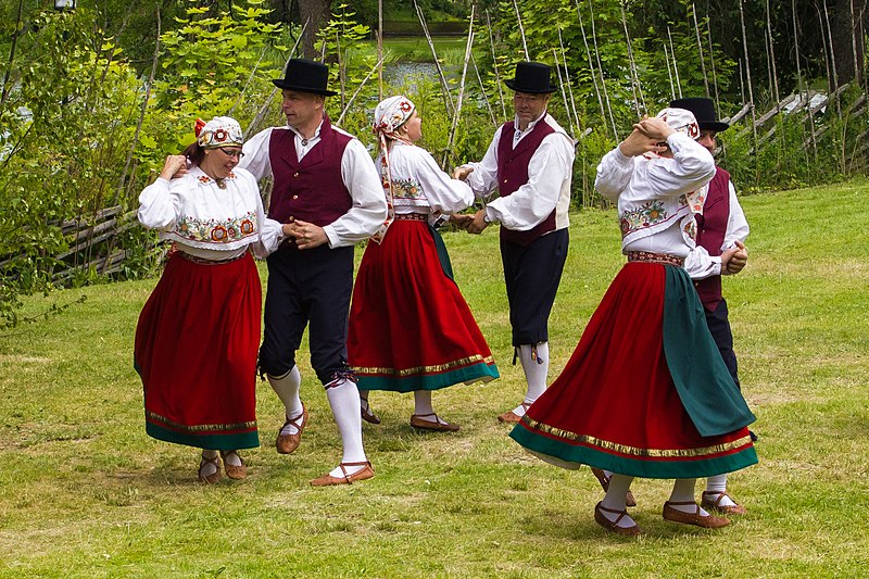 File:Viljandi folkdanslag på Hedemora gammelgård 2014 01.jpg