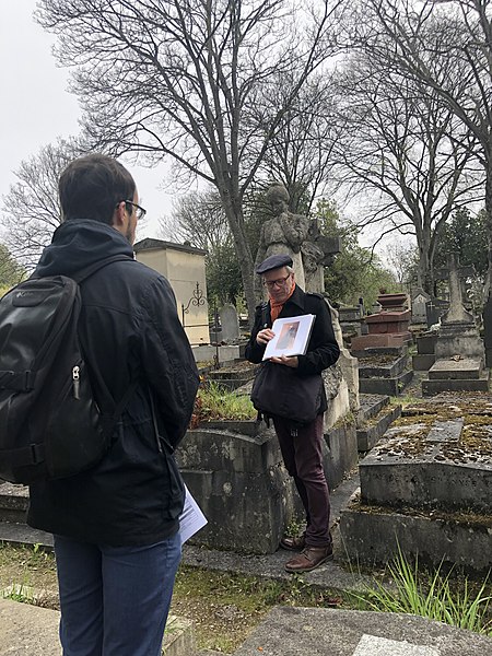 File:Visite des sans pagEs au Père Lachaise avec Olivier Loudin 10.jpg