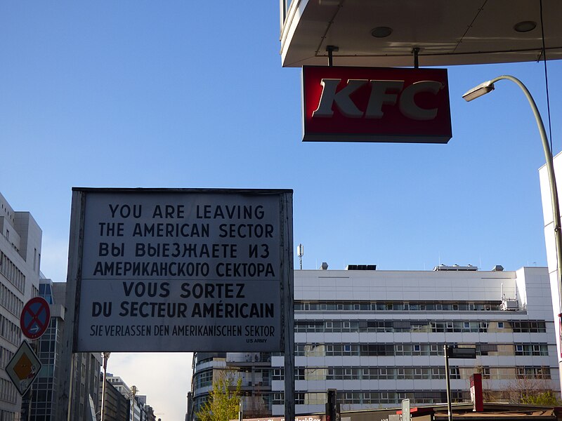 File:Vista del Checkpoint Charlie, Berlín 04.jpg