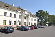 Dworzec kolejowy w Łukowie (wybudowany w l. 1866–1867[88]) od strony ul. Dworcowej