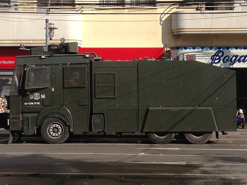 File:Water cannon used by Chilean riot police in Valparaiso in 2013.jpg