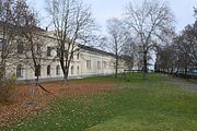 Deutsch: Im Osten des südlichen Traktes der Dragonerkaserne (ehem. Alpenjägerkaserne) in Wels befindet sich eine Reithalle. English: At the south-east corner of the former cavalry barracks in Wels (Austria) there is a riding school.   This media shows the protected monument with the number 66391 in Austria. (Commons, de, Wikidata)