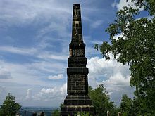Der 16 Meter hohe Wettin-Obelisk auf der höchsten Stelle des Liliensteins, errichtet 1889 vom Gebirgsverein der Sächsischen Schweiz