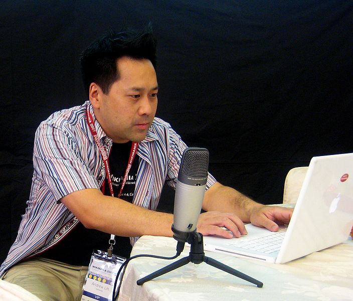 File:Wikimania2007 Andrew Lih with mic.jpg