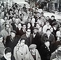 קהל של יוצאי הקהילה צובא על פתחי בית הכנסת יגל יעקב בירושלים, לקראת טקס לזיכרון הנרצחים בשואה (1967)