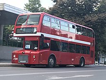 červený patrový autobus