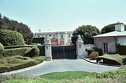 "Beverly Hillbillies" mansion (2092398372).jpg