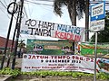 Spanduk peringatan 40 hari Tragedi Stadion Kanjuruhan di persimpangan dengan Jalan Raya Cilangkap.