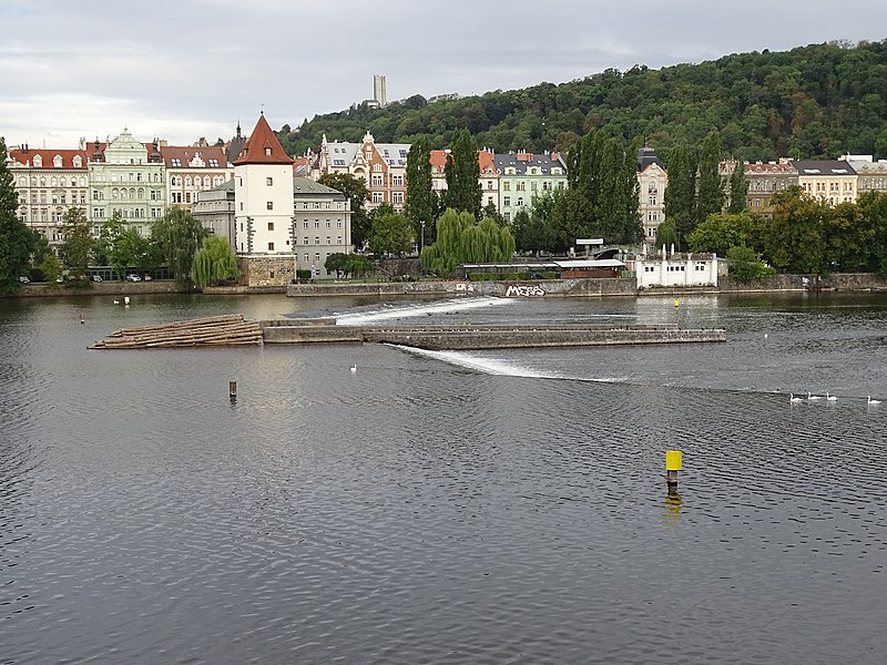 File:Šítkovský jez a malostranská vodárenská věž.jpg