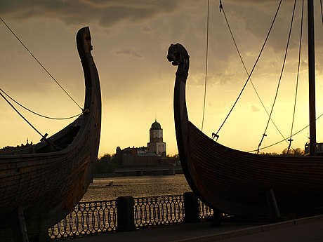 Ладья петербург. Даккары викинговвыборг. Драккары викингов в Выборге. Ладья викингов Выборг. Корабли викингов в Выборге.