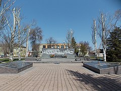 et mémorial à la guerre, classé[2] à Novomykolaïvka.