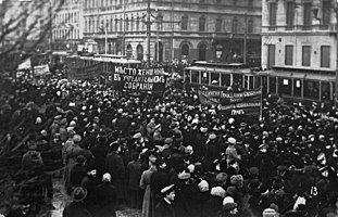 Demonstranter holder bannere ved Nevskij Prospekt under Februarrevolutionen.