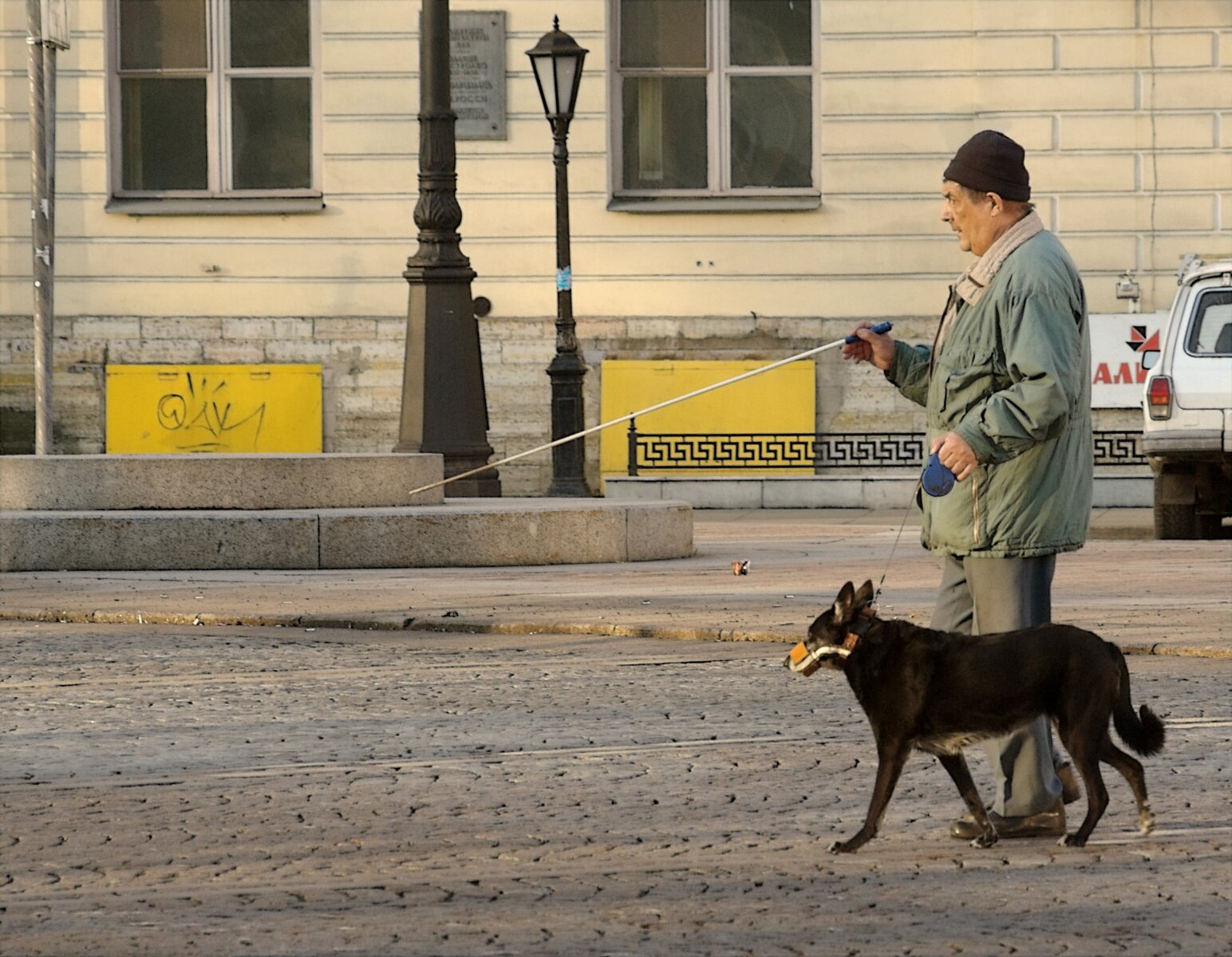 Слепой с собакой поводырем фото