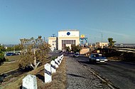 Dneprin voimalaitospadolla ylittävä maantie osa eurooppatie E58aa, kuva Kah’ovkan vesivoimalaitosrakennuksen kaakkoispuolelta.