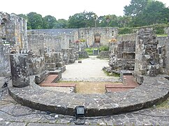 042 Les ruines de l'église abbatiale romane de Landévennec 1.JPG