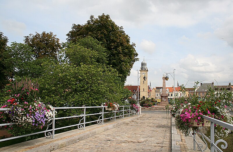 File:0 Gravelines - Pont de l'Arsenal et place Charles Valentin.jpg