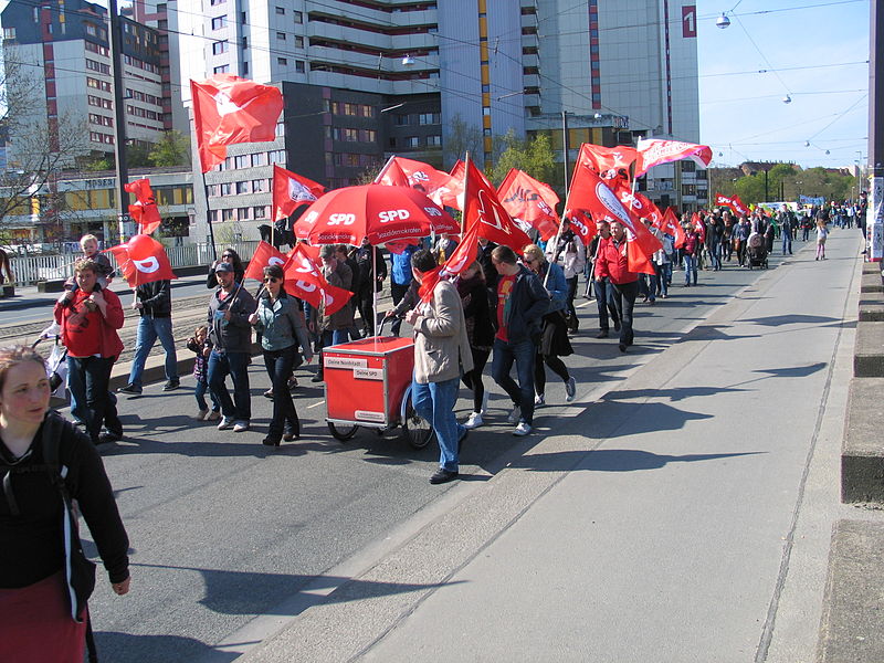 File:1. Mai 2013 in Hannover. Gute Arbeit. Sichere Rente. Soziales Europa. Umzug vom Freizeitheim Linden zum Klagesmarkt. Menschen und Aktivitäten (122).jpg