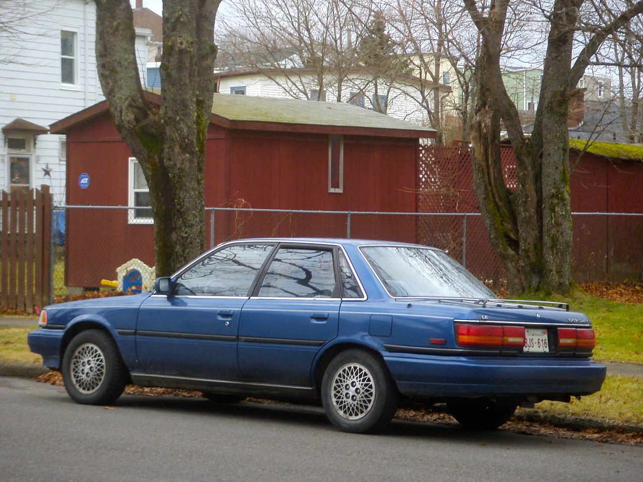 Image of 1990-1991 Toyota Camry LE sedan 02