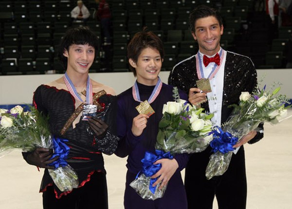 Kozuka (center) with the other medalists at the 2008 Skate America.