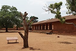 Fotografi av kong Gleles palass i Abomey. Palassenes opprinnelige halmtak ble rundt 1930 erstattet med tak av korrugerte metallplater.