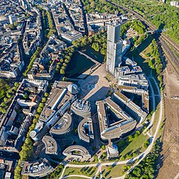 Vue aérienne de MediaPark et sa Kölnturm, à Cologne. (définition réelle 5 088 × 5 088)