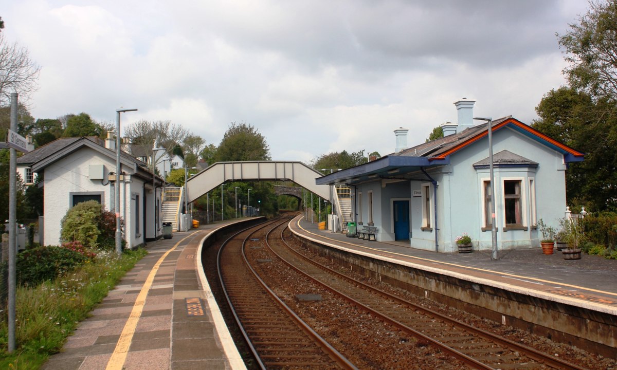 German railway. Сельская Железнодорожная станция Британия. Looe станция в Великобритании. Station немецкий. Сельская Железнодорожная станция Британия флаг.