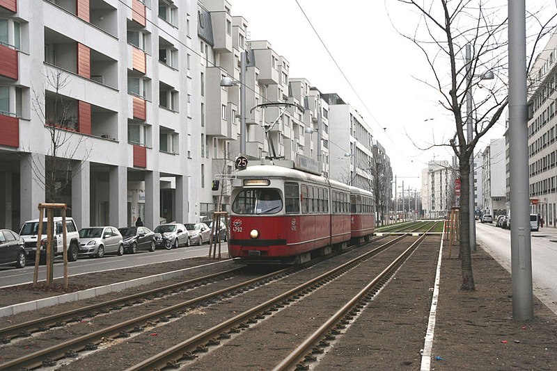 File:25 E1 4792 Tokiostraße 2013-01-10.jpg