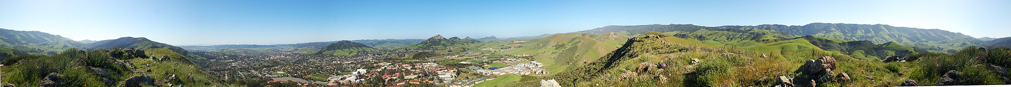 Panorama van 360° vanop de top van Poly Canyon. De hoofdcampus en het bijhorende landbouwgebied liggen beneden in de vallei.