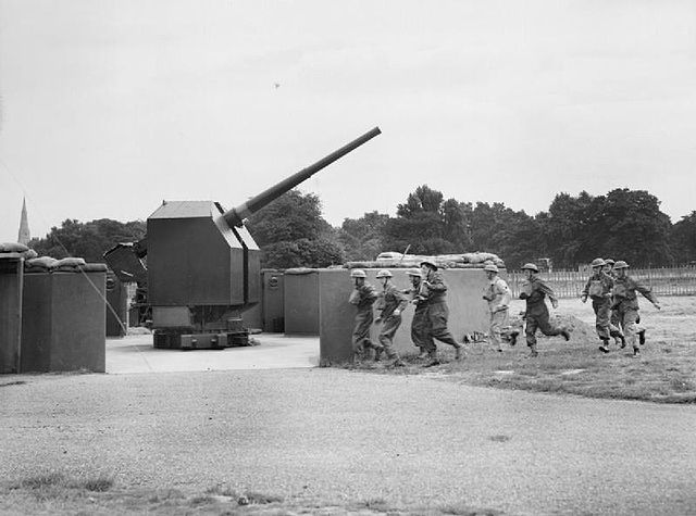 The crew of a 4.5-inch static AA gun at Clapham Common take post in August 1940