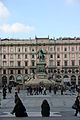 El monumento al Rey Victor Manuel II y el Palazzo Carminati tras él