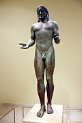 Apollon du Pirée, Musée archéologique du Pirée. Imitation du 2e quart du Ve siècle d'une statue du 3e quart du VIe siècle[71]