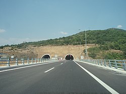 Σήραγγα και γέφυρα σε αυτοκινητόδρομο