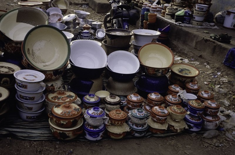File:ASC Leiden - van Achterberg Collection - 03 - 42 - Un marché au bord du fleuve Niger. Une présentation de plats - Ségou, Mali - novembre-décembre 1993.tif