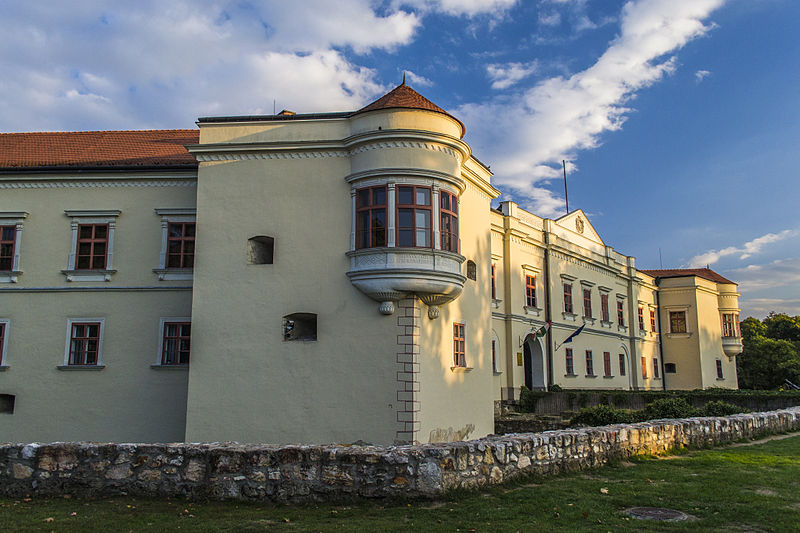 File:A sárospataki Rákóczi várkastély bejárata.jpg