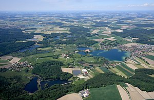 Luftbild der Seeoner Seen; unten links der Bansee; rechts der Bildmitte der Klostersee; links der Bildmitte der Seeleitensee, der Mittersee und der Jägersee (von links nach rechts); oberhalb der Bildmitte der Brunnensee und der Griessee (von links nach rechts)