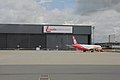 Deutsch: Laudamotion-Werft, davor eine A321 mit Laudamotion-Bemalung am Vienna Airport