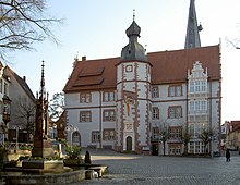 Alfelder Rathaus, dahinter St. Nicolai