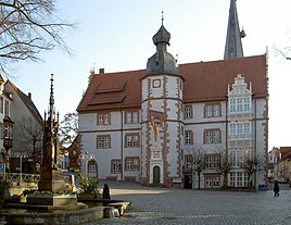 Градското собрание на Алфелд, а во позадина црквата „Св. Никола“