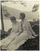 Alice Boughtonová: Dvě ženy pod stromem, 1906